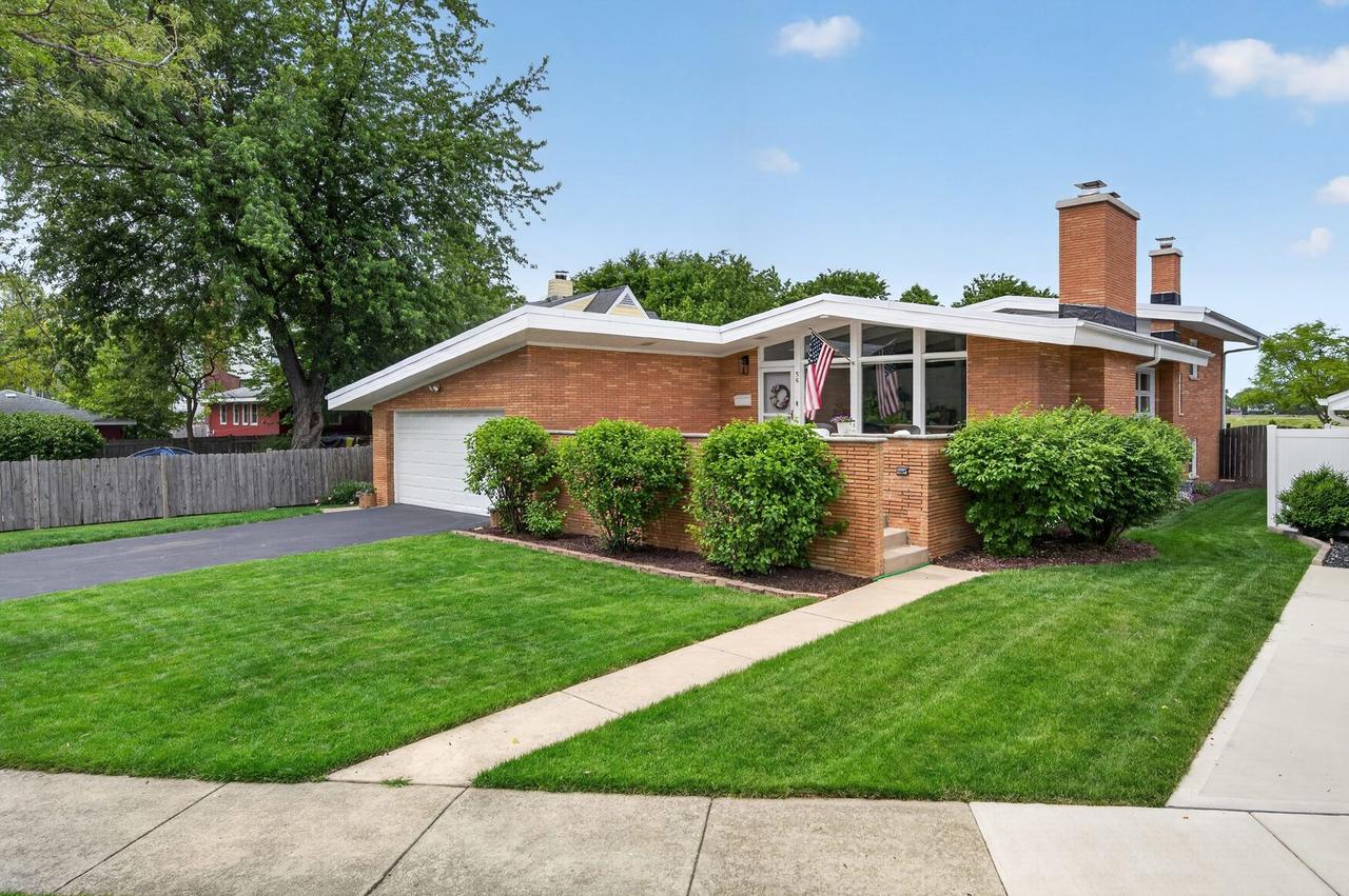 56 Golf Ave., Clarendon Hills, IL 60514