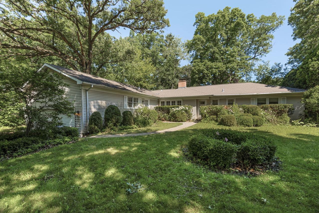 598 Eton Dr., North Barrington, IL 60010