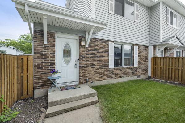 12 Scarlet Hawthorne Ct., Woodridge, IL 60517