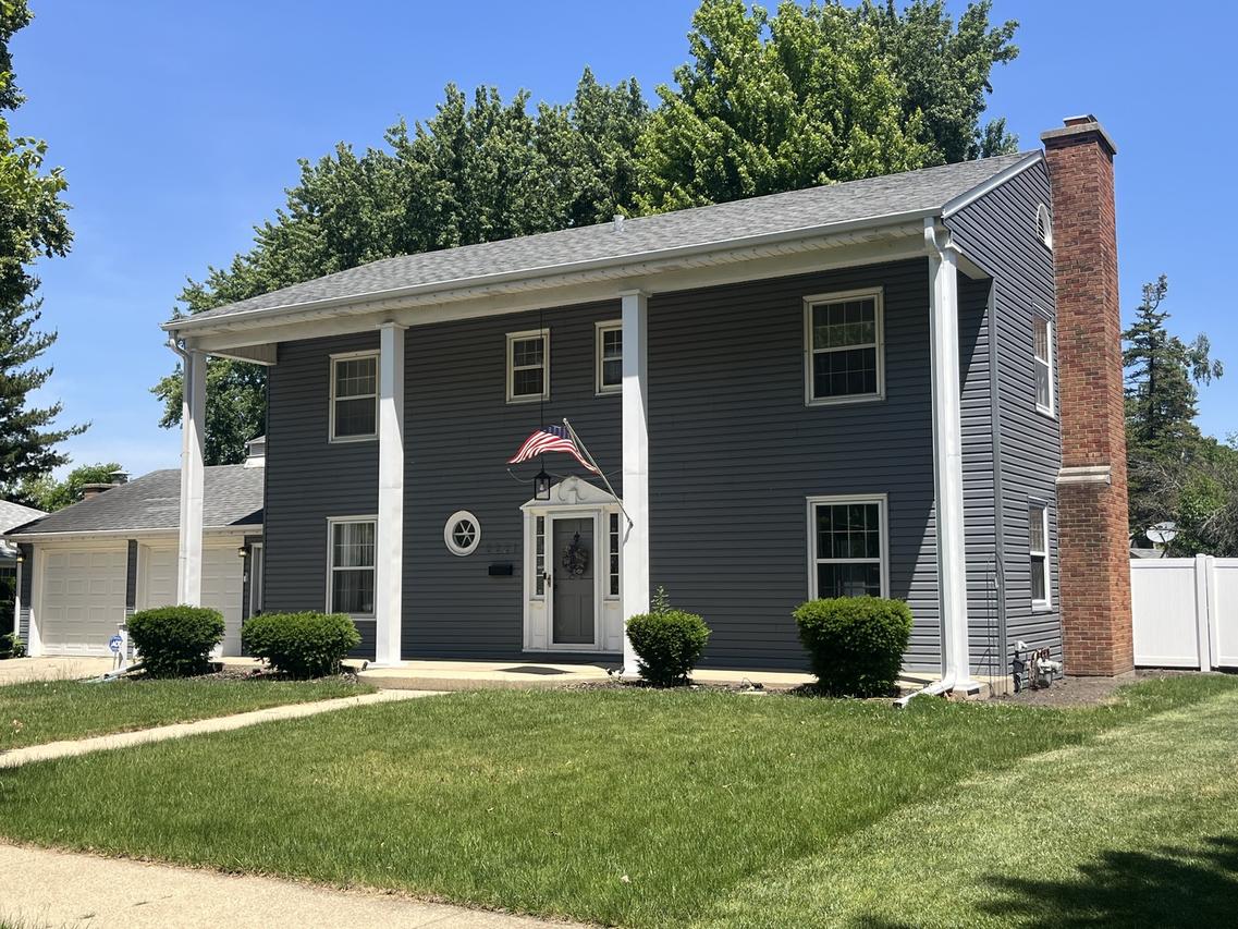2221 Mayflower Dr., Aurora, IL 60506