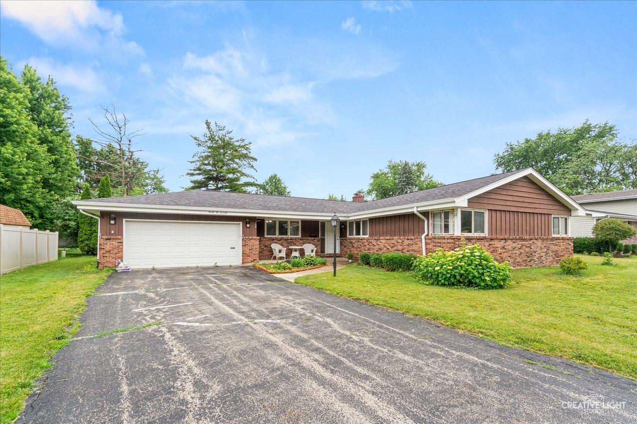 2270 Sans Souci Dr., Aurora, IL 60506