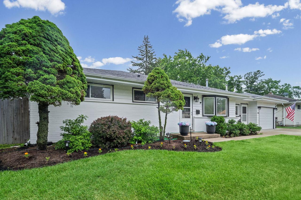 35 Johnathan Rd., Lake Zurich, IL 60047
