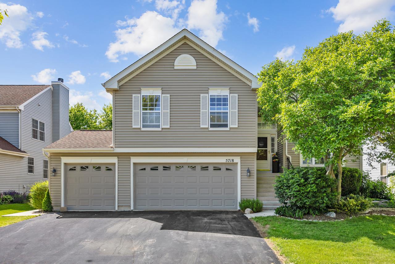 5718 Breezeland Rd., Carpentersville, IL 60110