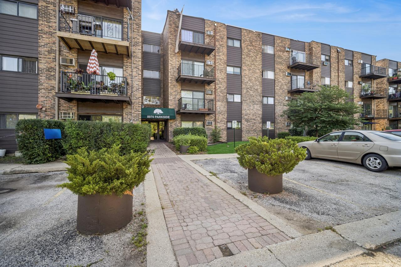 8970 N Parkside Ave. #104, Des Plaines, IL 60016