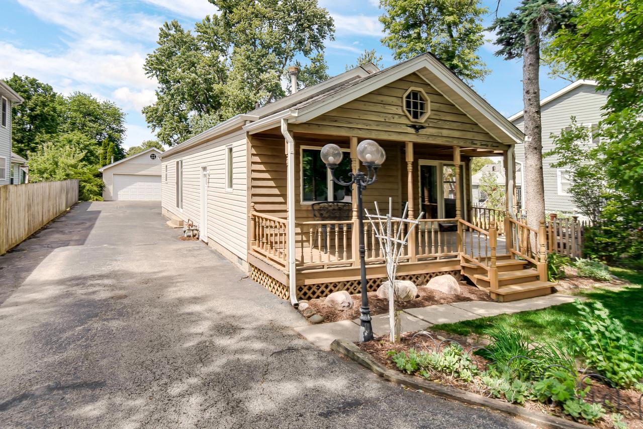 127 E 4th Ave., New Lenox, IL 60451