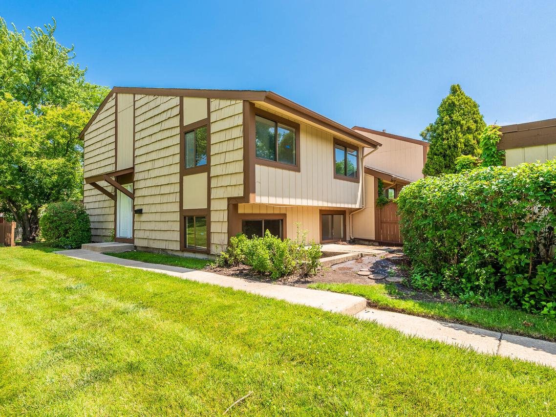 800 Shawnee Tr., Roselle, IL 60172