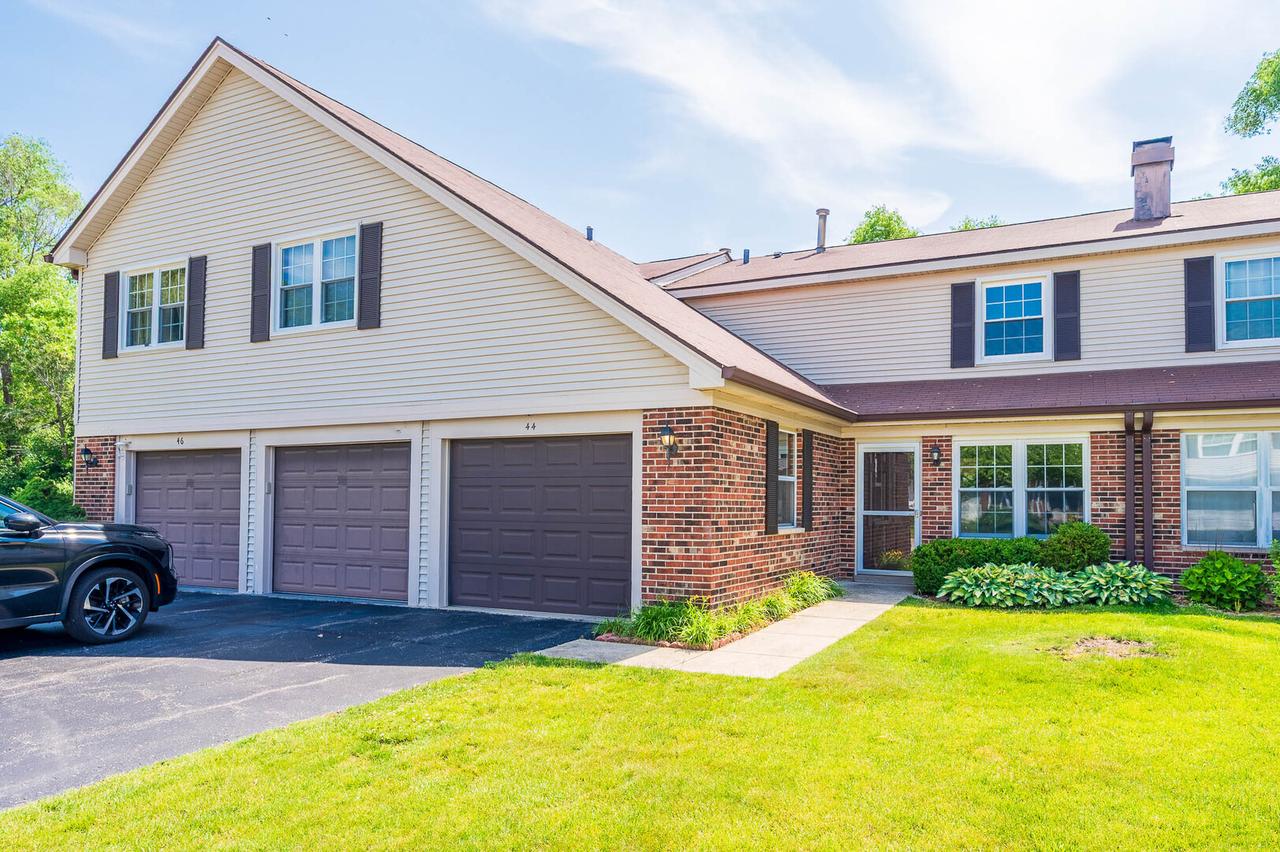 44 Willow Cir., Cary, IL 60013