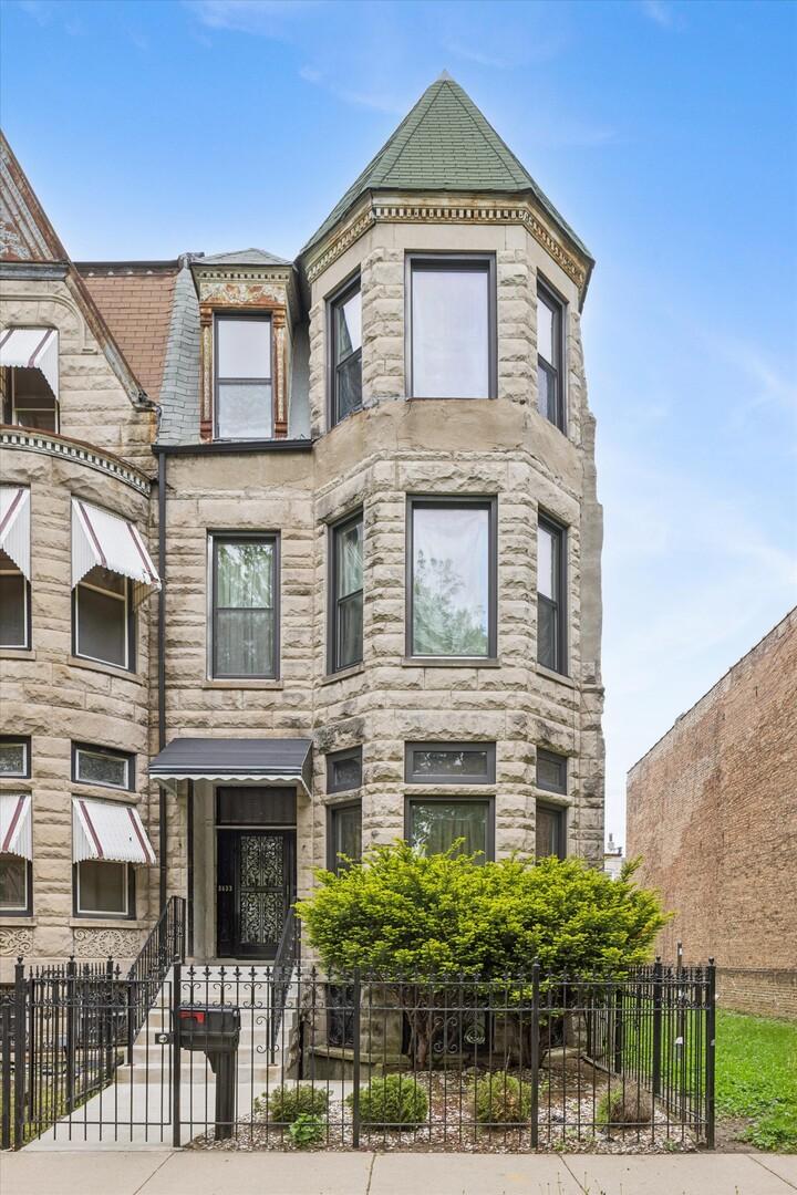 3633 S Giles Ave., Chicago, IL 60653