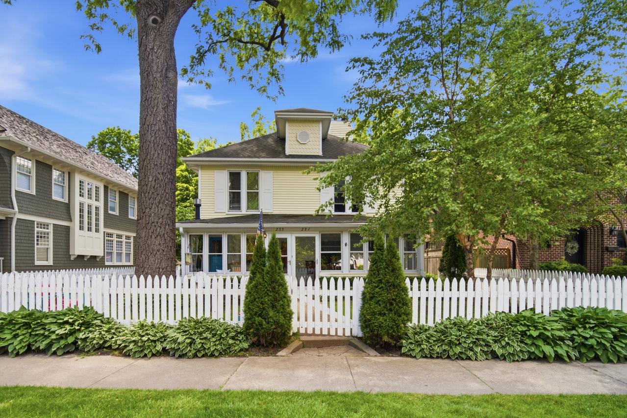 233 E Center Ave., Lake Bluff, IL 60044