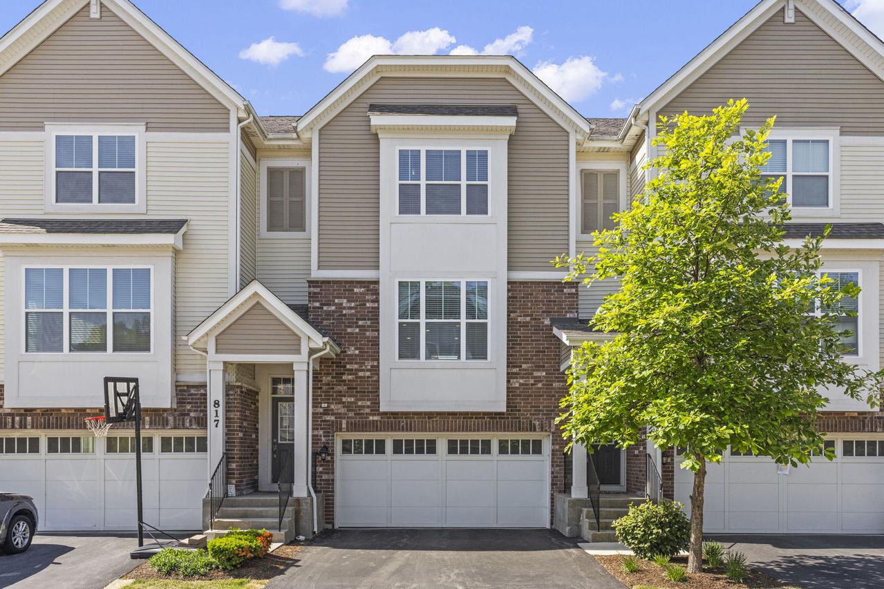 821 W Chase Ln., Palatine, IL 60067