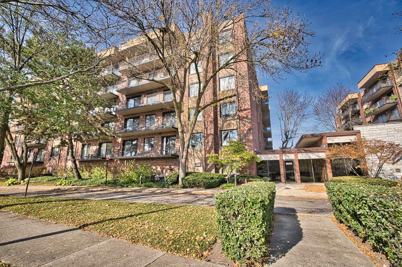 9558 Gross Point Rd. #201A, Skokie, IL 60076