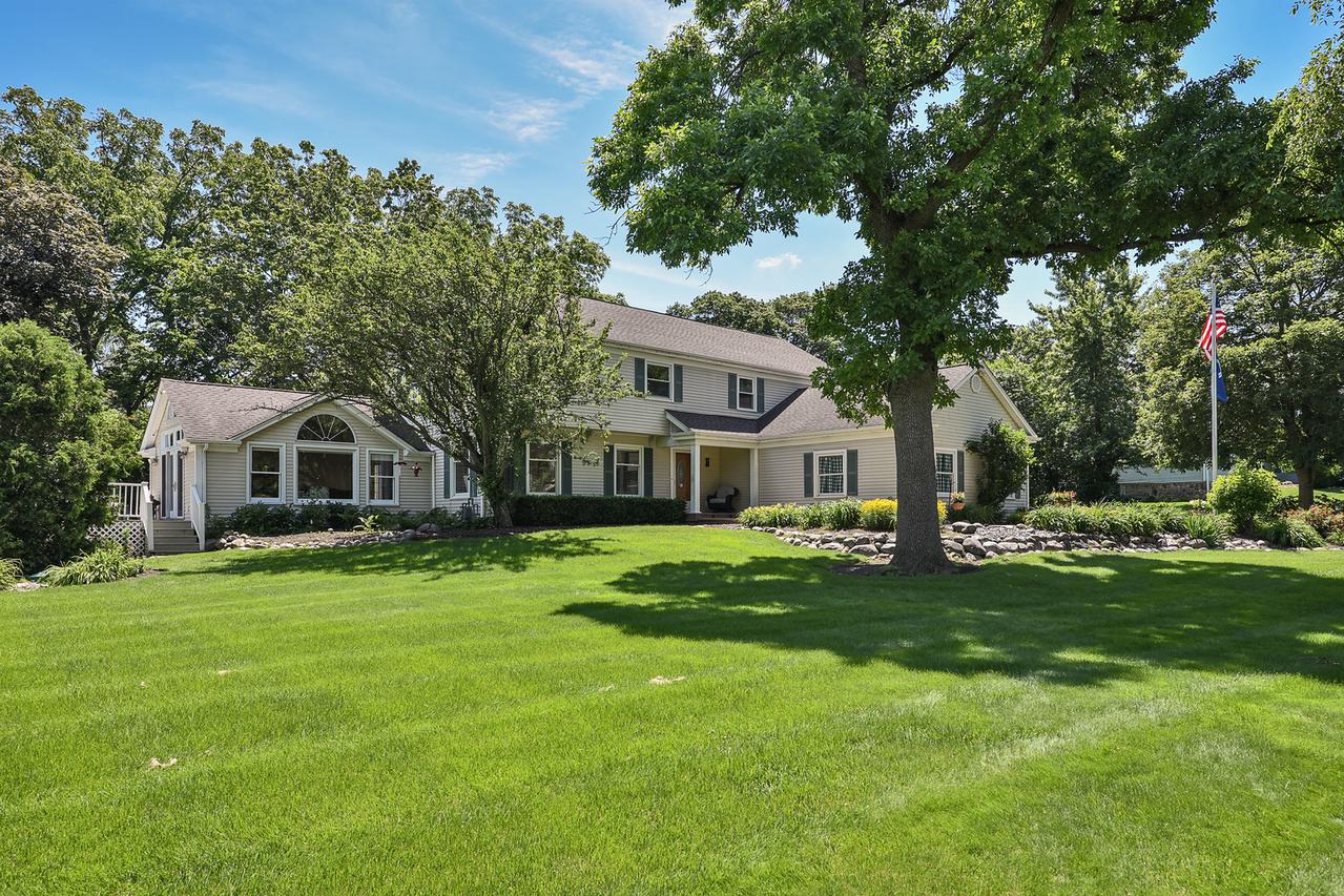 381 Grayfriars Ln., Inverness, IL 60067