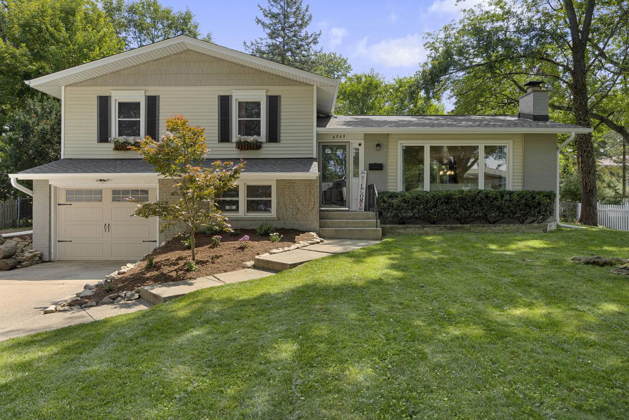 6949 Meadowcrest Dr., Downers Grove, IL 60516