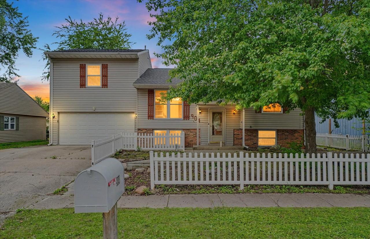 904 Fairoaks Dr., Champaign, IL 61821