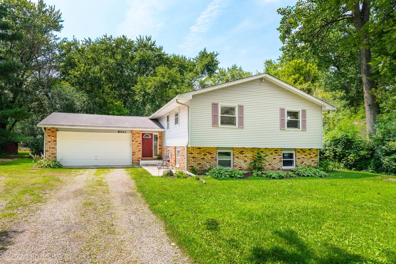 8421 Hickory Nut Grove Rd., Cary, IL 60013