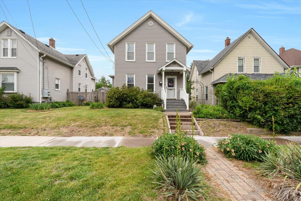 1531 15th Ave., Moline, IL 61265