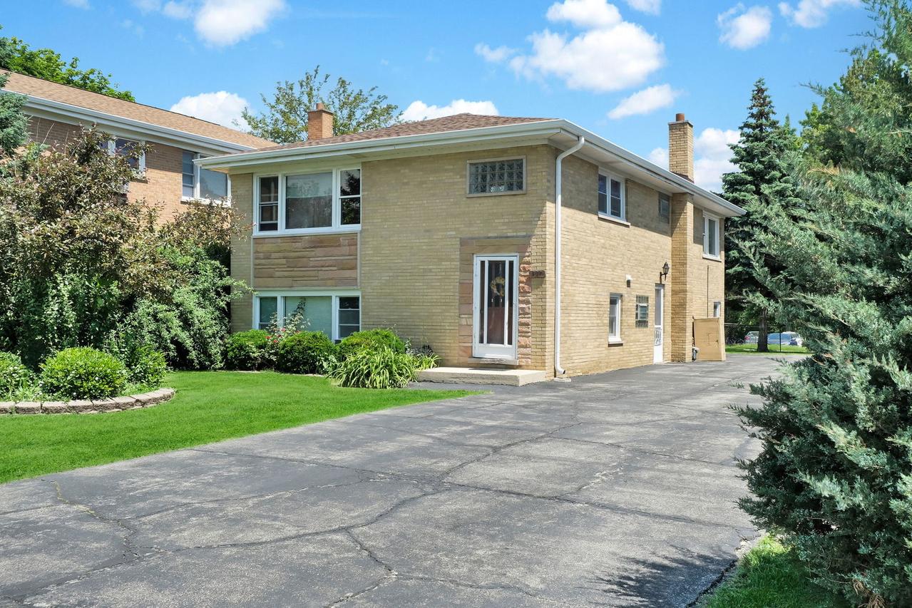 227 S Hale St., Addison, IL 60101