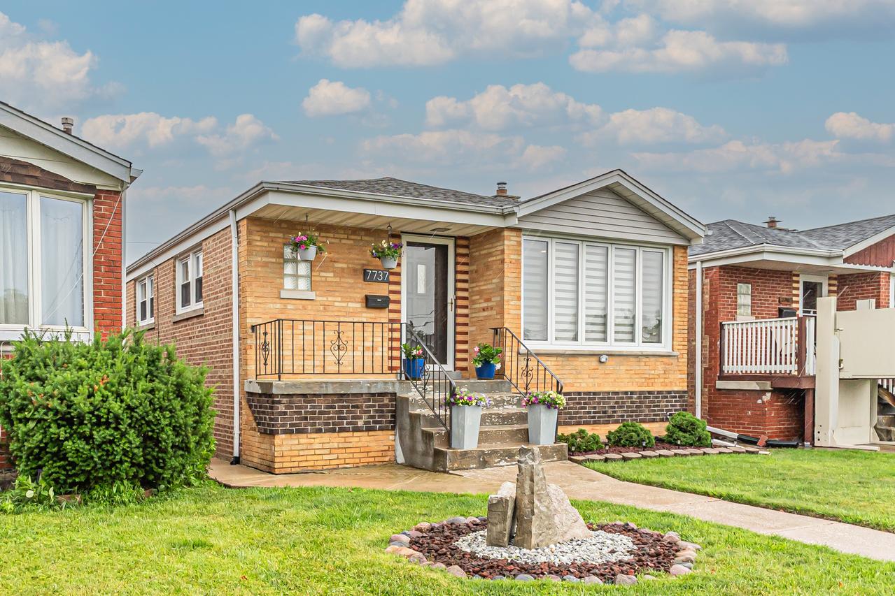 7737 Meade Ave., Burbank, IL 60459