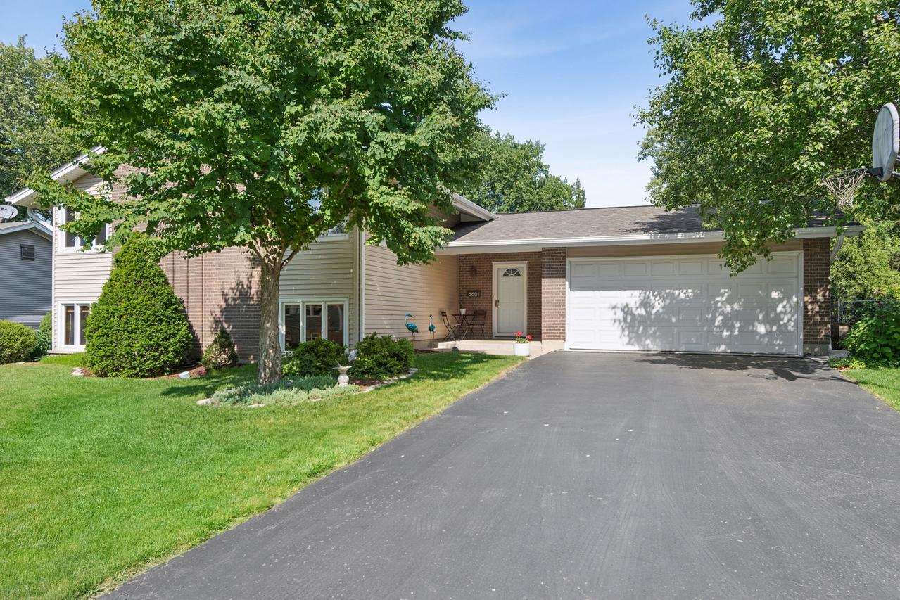 6601 Macarthur Dr., Woodridge, IL 60517