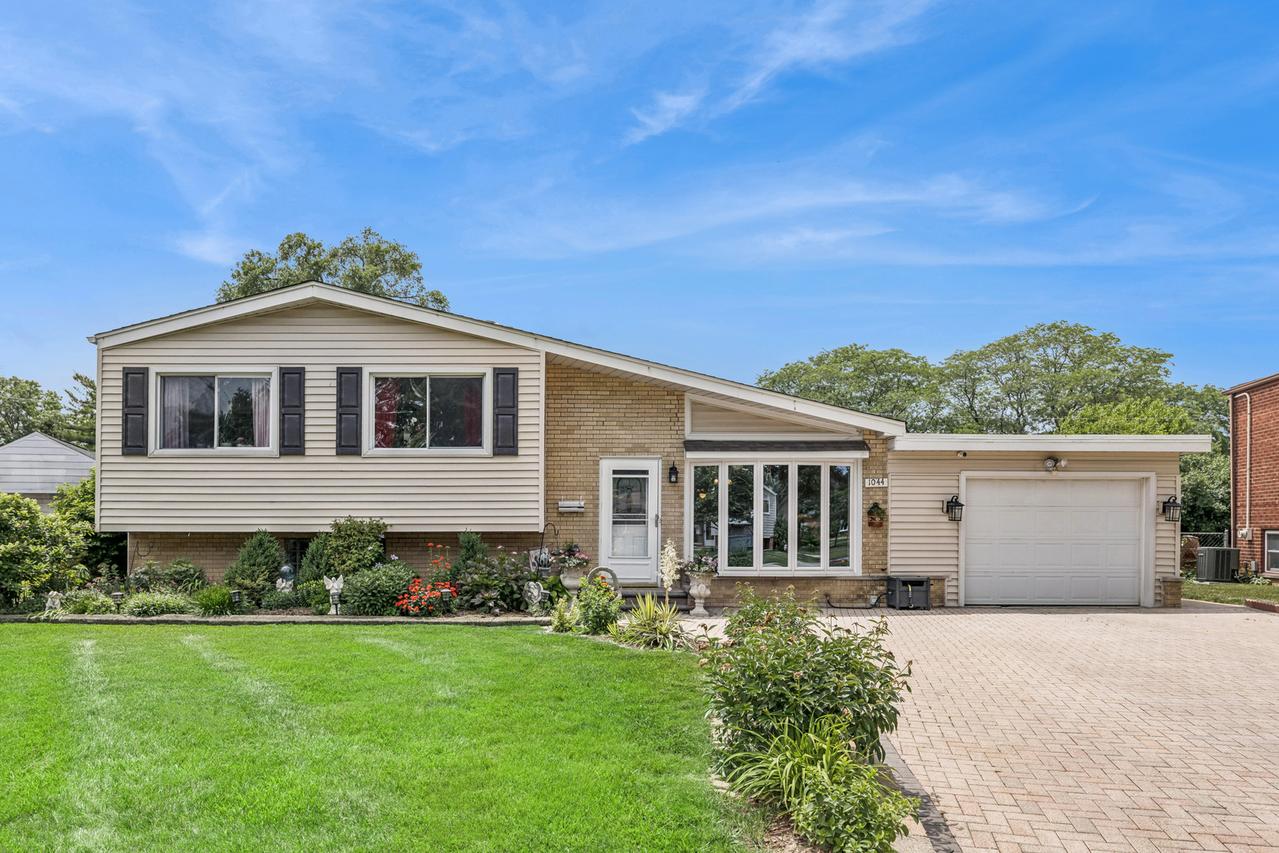 1044 Charing Cross Rd., Lombard, IL 60148