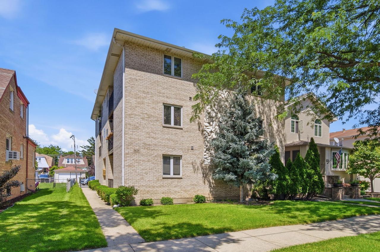 5624 W Higgins Ave. #2S, Chicago, IL 60630