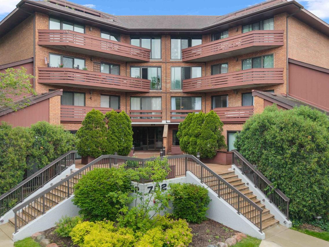 702 N Waukegan Rd. #206A, Glenview, IL 60025