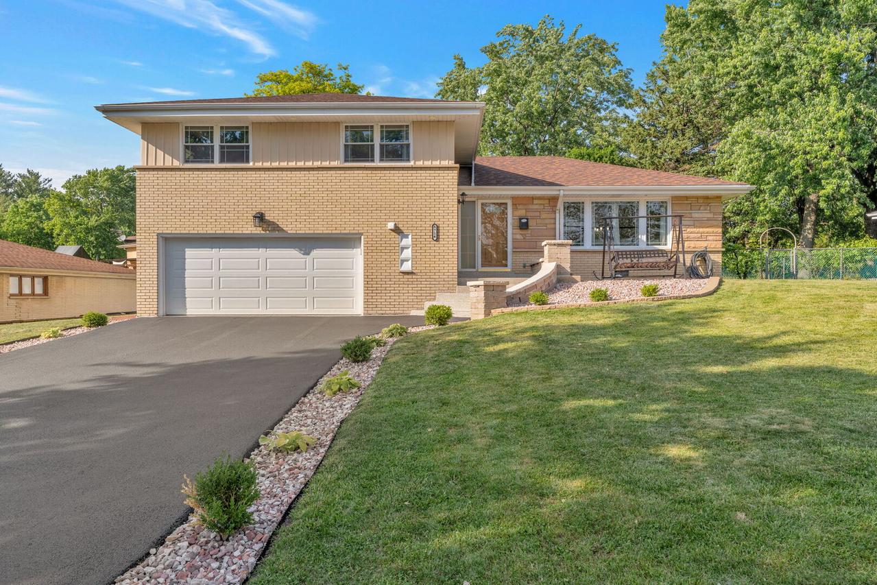 8714 Lynwood Dr., Hickory Hills, IL 60457
