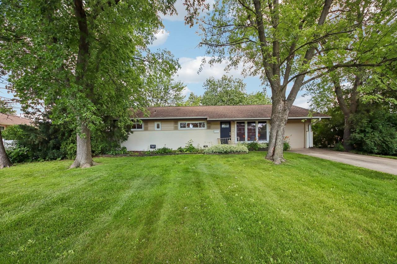 320 Illinois Blvd., Hoffman Estates, IL 60169