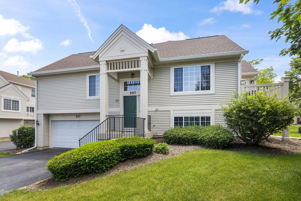 557 Cary Woods Cir., Cary, IL 60013