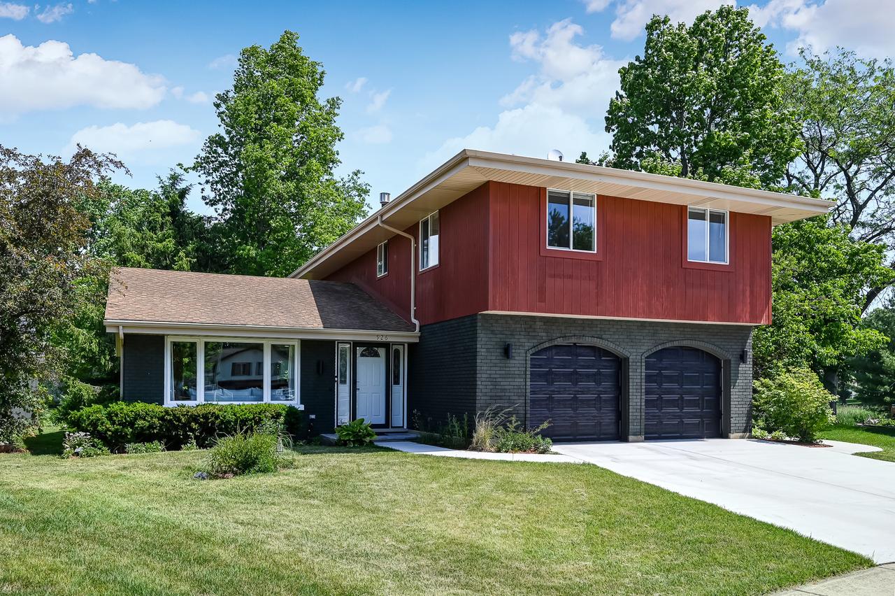 926 Holliston Ct., Schaumburg, IL 60193