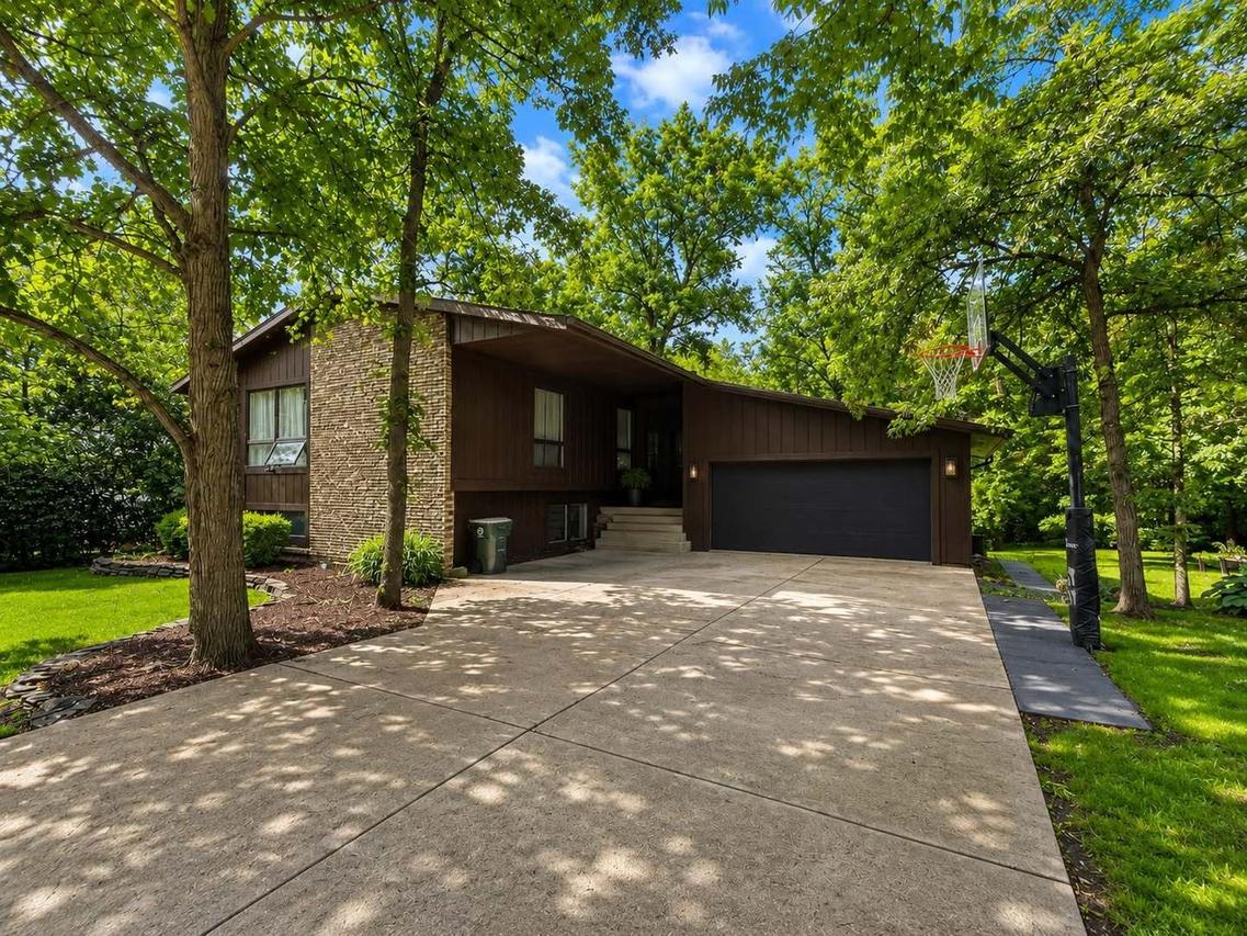 3130 Scenicwood Ln., Woodridge, IL 60517