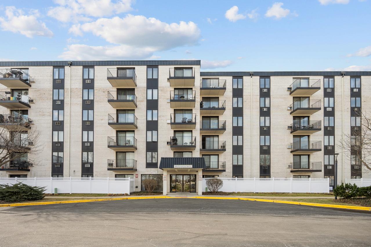 9118 W Elmwood Dr. #3K, Niles, IL 60714