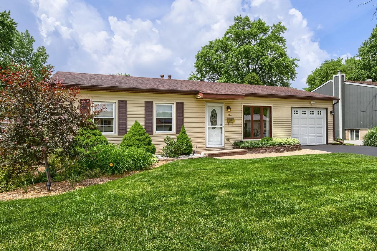 714 Sunset Cir., Streamwood, IL 60107