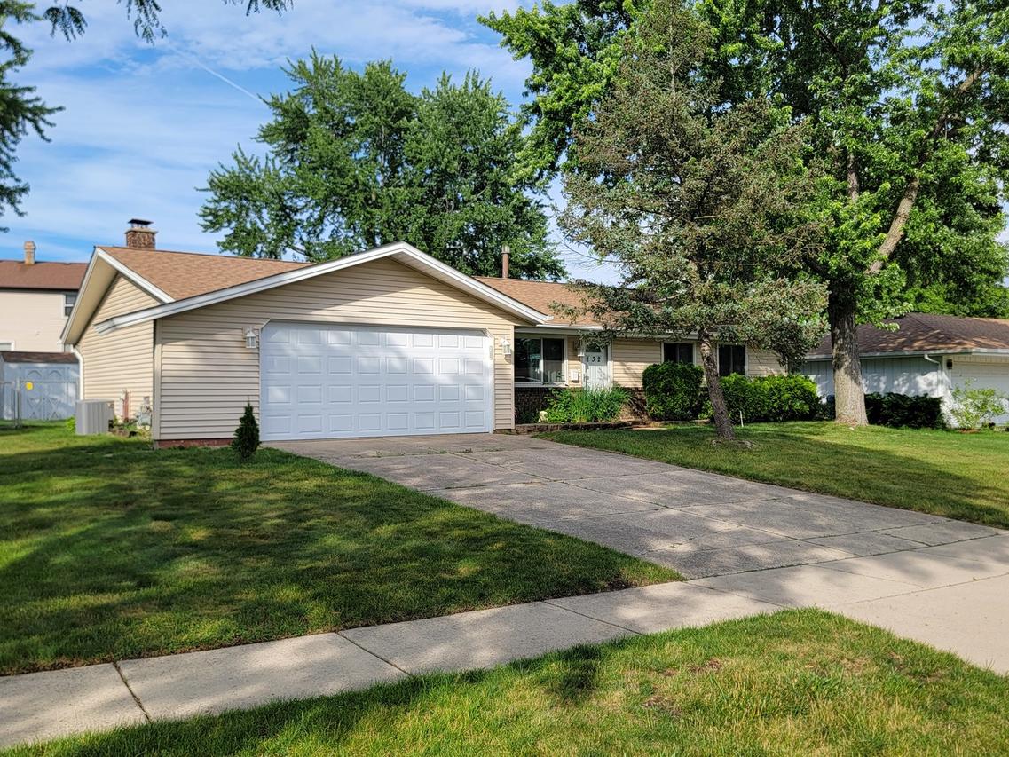 132 W Hartford Dr., Schaumburg, IL 60193
