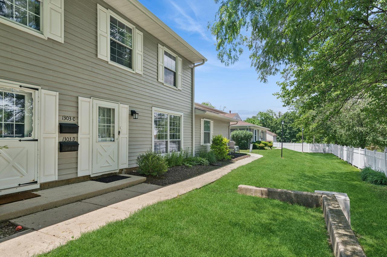 1303 Woodcutter Ln. #C, Wheaton, IL 60189