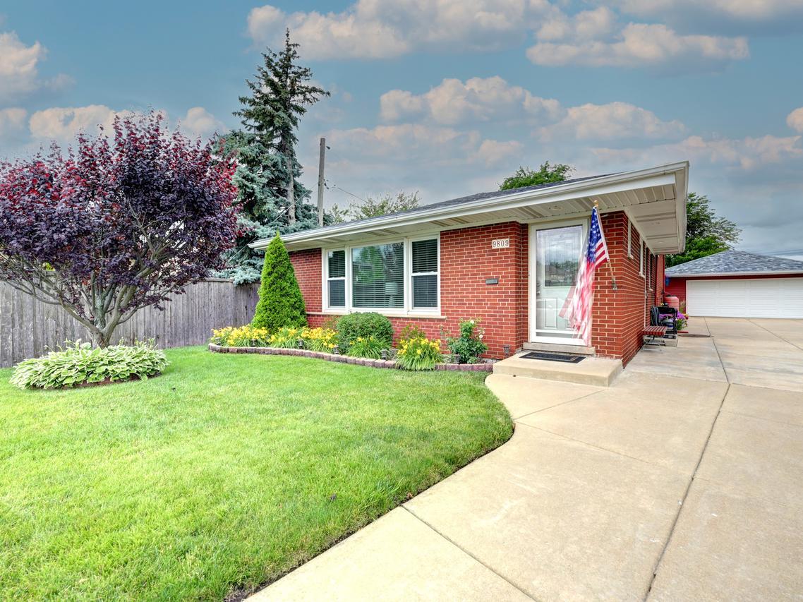 9809 S Albany Ave., Evergreen Park, IL 60805