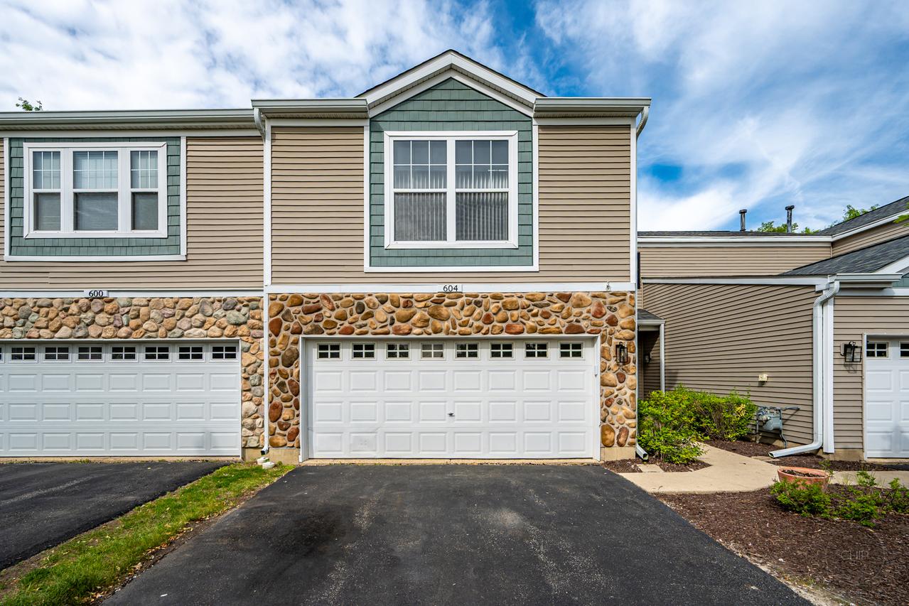 604 Blackstone Ct., Aurora, IL 60504