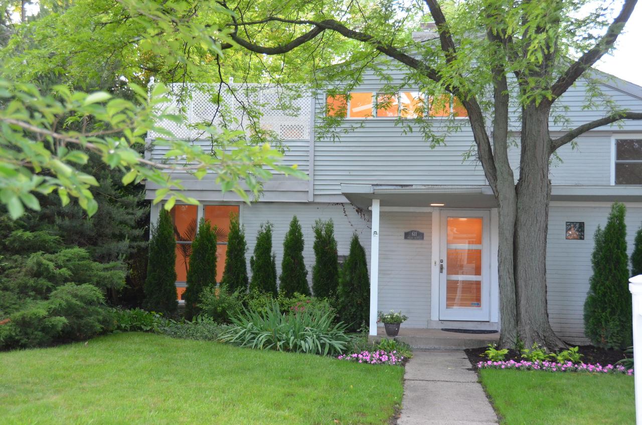 611 Roger Ave., Kenilworth, IL 60043