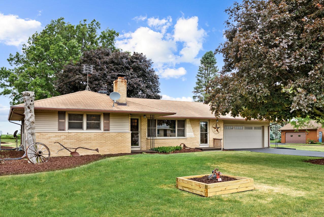 32123 New Lebanon Rd., Hampshire, IL 60140