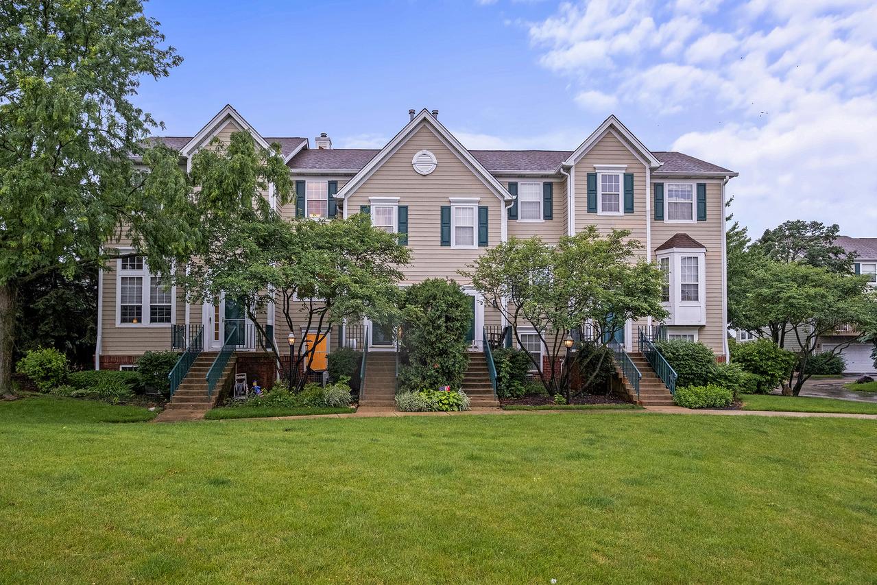 2418 Courtyard Cir. #3, Aurora, IL 60506