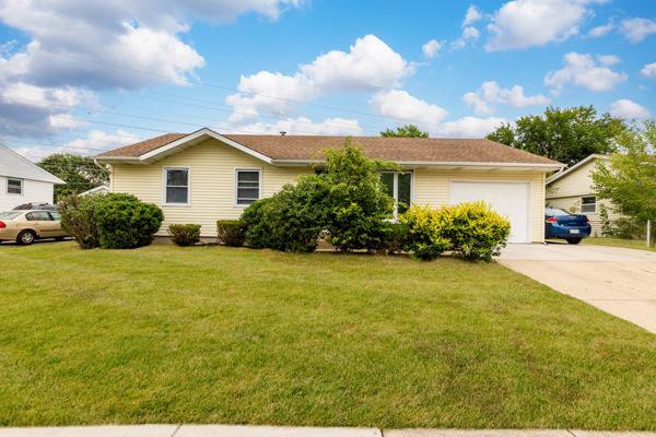 523 Belmont Dr., Romeoville, IL 60446