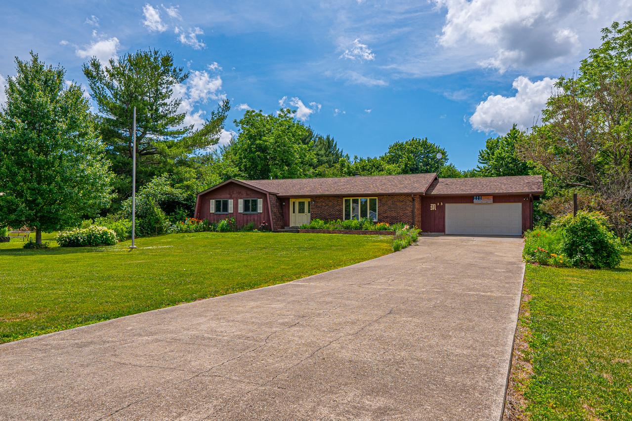 13 Grand Oaks Dr., Lincoln, IL 62656