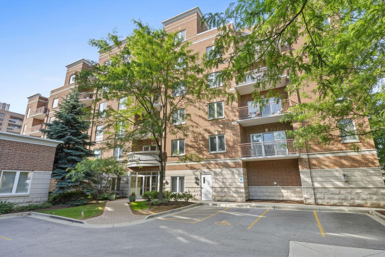 819 Graceland Ave. #204, Des Plaines, IL 60016