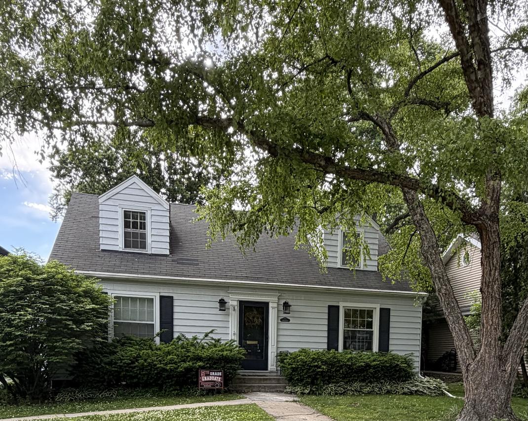 252 Middaugh Rd., Clarendon Hills, IL 60514