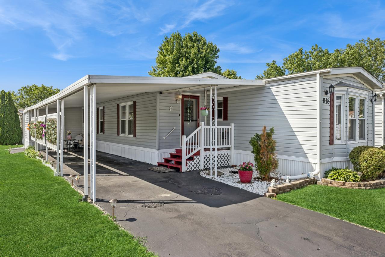 818 Oakbrook Dr., Crystal Lake, IL 60014
