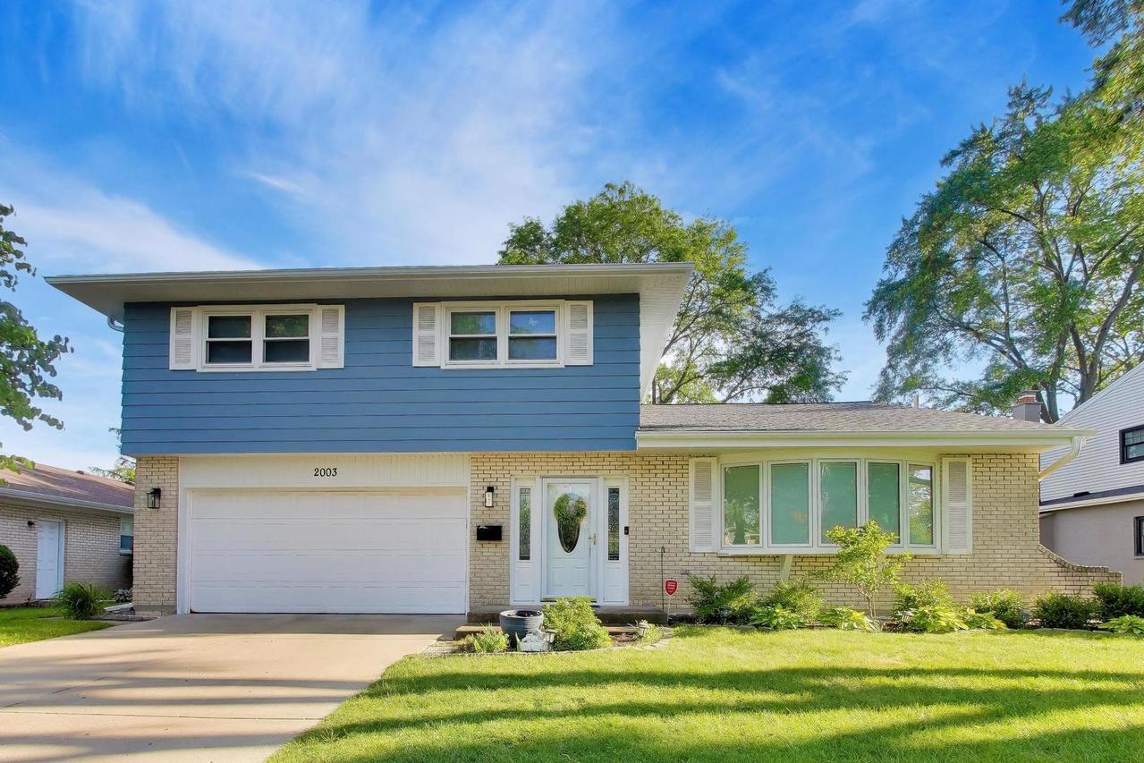 2003 E Lillian Ln., Arlington Heights, IL 60004