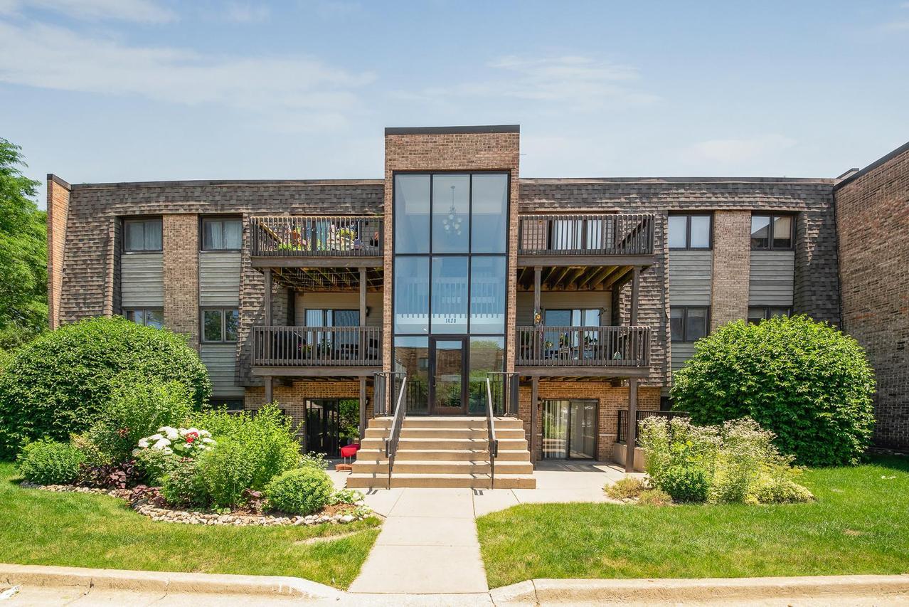 1420 Stonebridge Cir. #5N, Wheaton, IL 60189