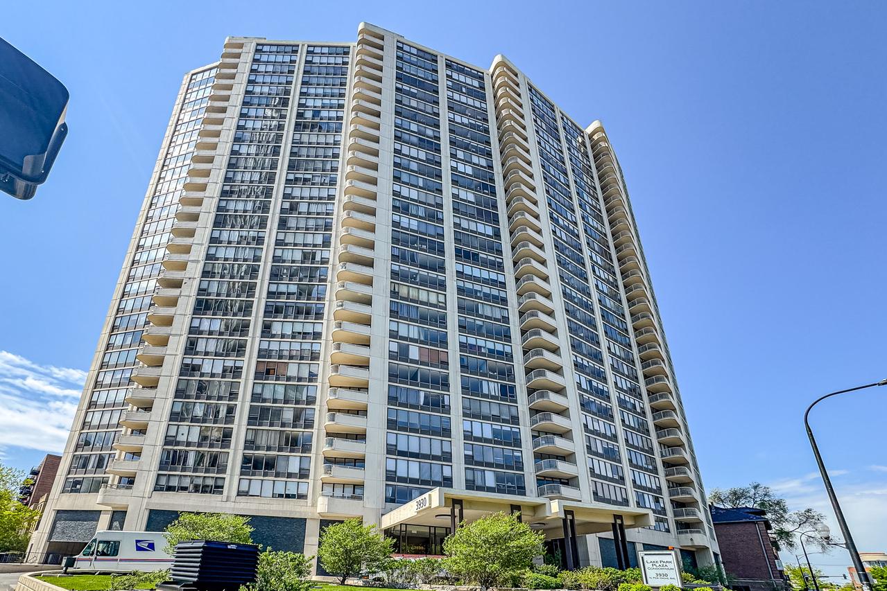 3930 N Pine Grove Ave. #1805, Chicago, IL 60613