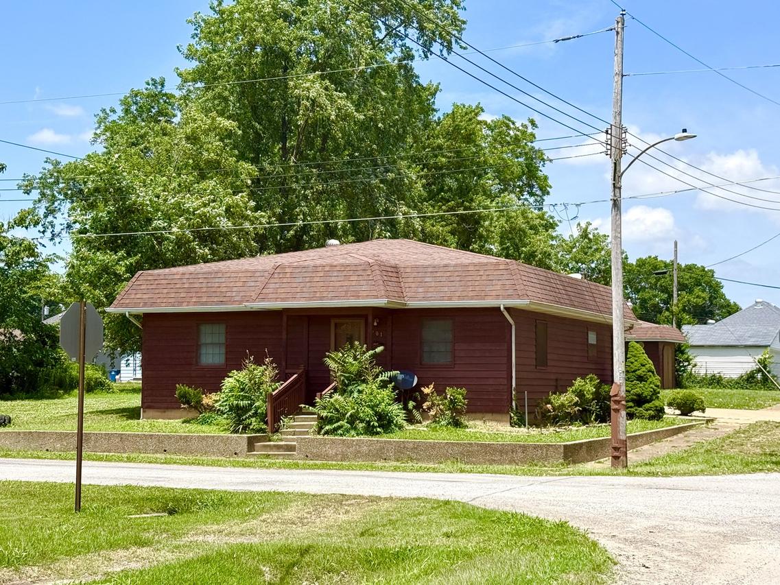 201 Helen St., Christopher, IL 62822