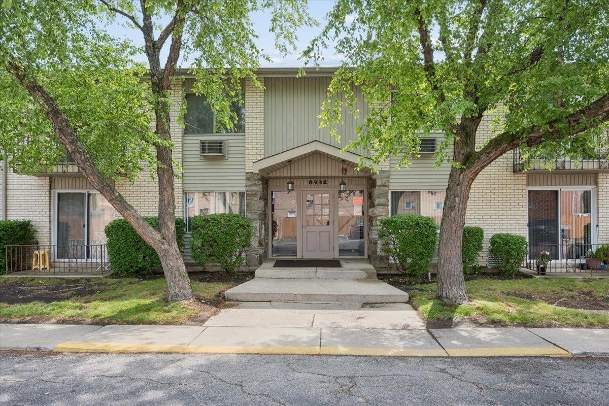 8932 Steven Dr. #2C, Des Plaines, IL 60016